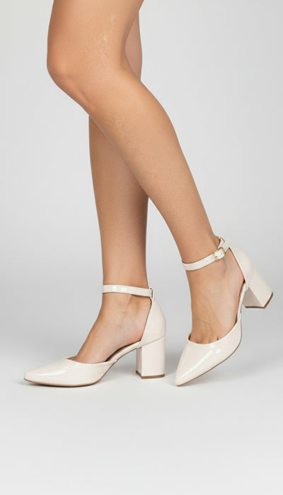 Sapato Scarpin Verniz Off White com Fivela Dourada