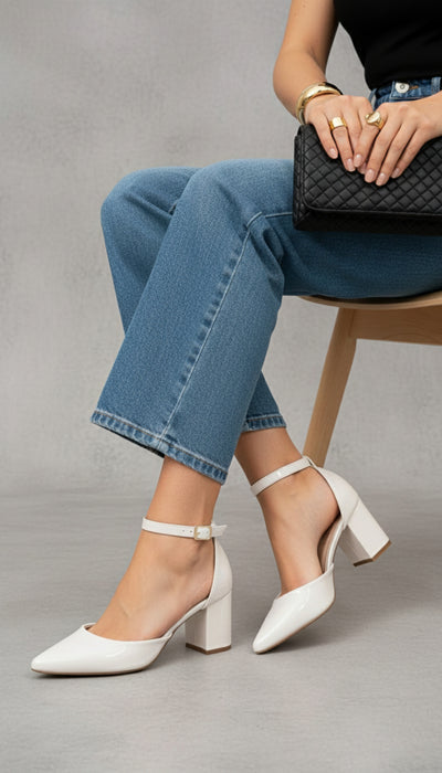 Sapato Scarpin Verniz Off White com Fivela Dourada