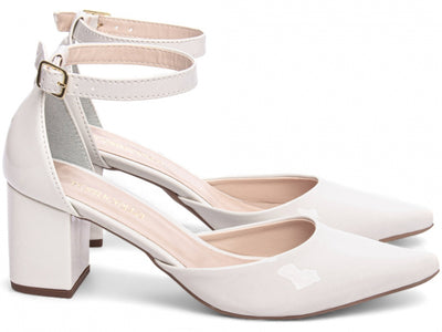 Sapato Scarpin Verniz Off White com Fivela Dourada