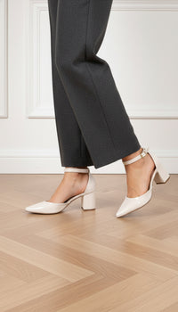 Sapato Scarpin Verniz Off White com Fivela Dourada