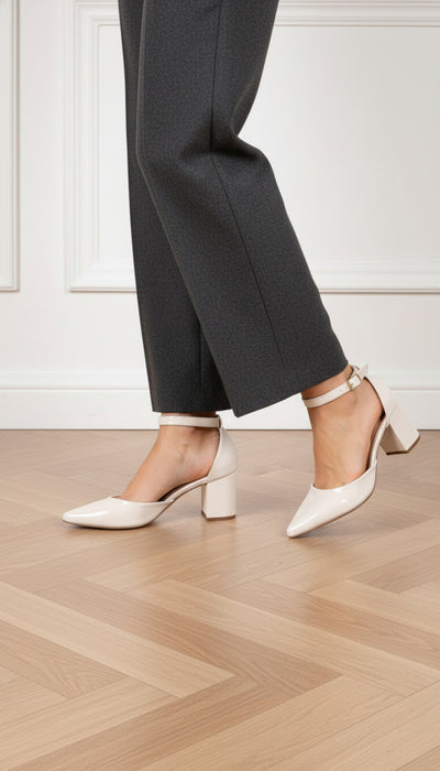 Sapato Scarpin Verniz Off White com Fivela Dourada