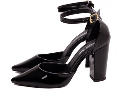 Sapato Scarpin Verniz Preto com Fivela Dourada