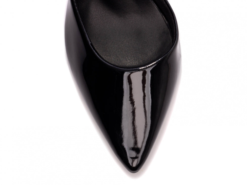 Sapato Scarpin Verniz Preto com Fivela Dourada
