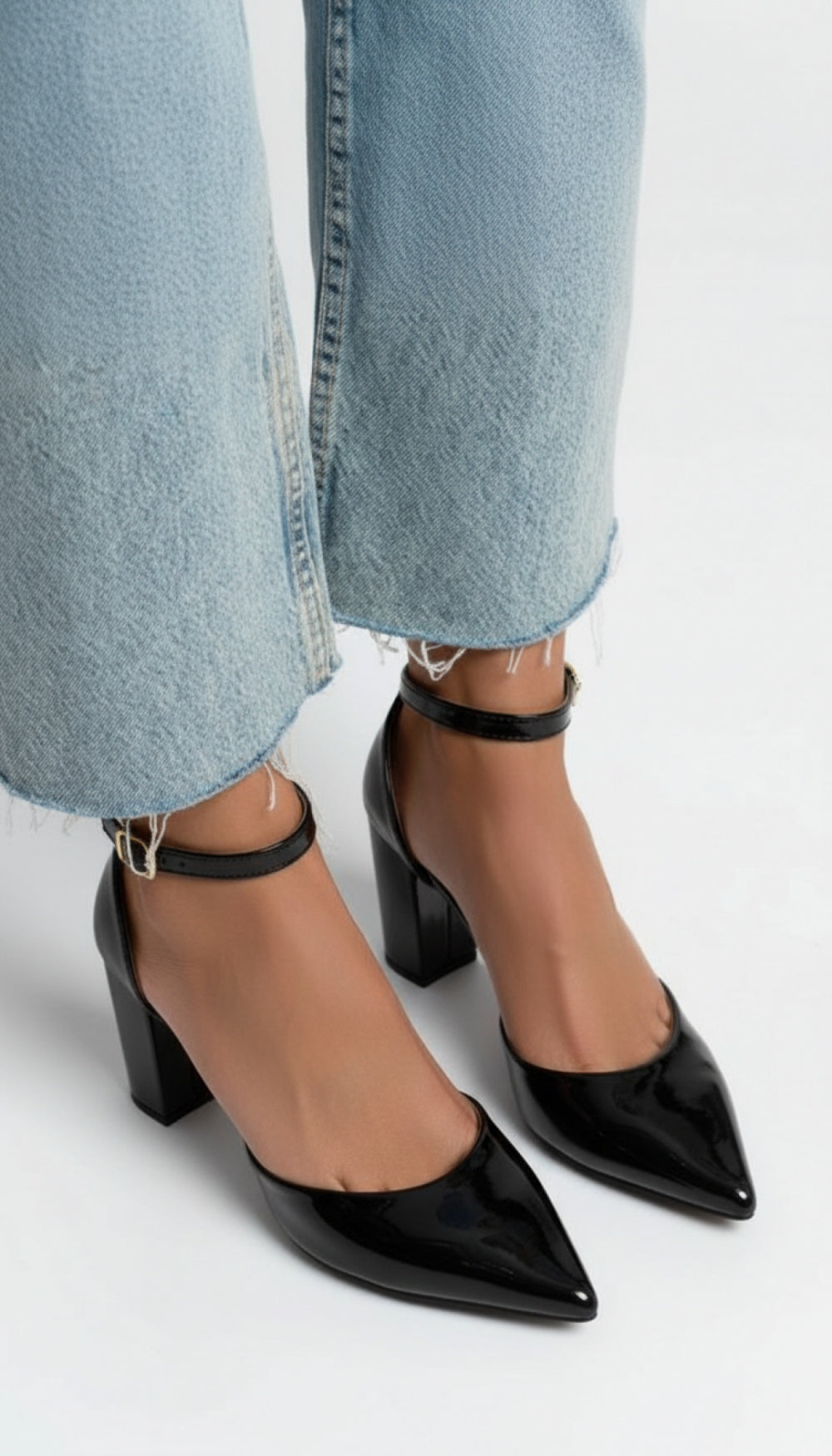 Sapato Scarpin Verniz Preto com Fivela Dourada