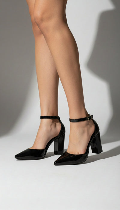Sapato Scarpin Verniz Preto com Fivela Dourada