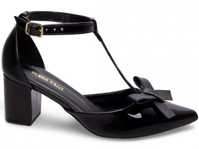 Sapato Scarpin Verniz Preto com Laço e Fivela Dourada
