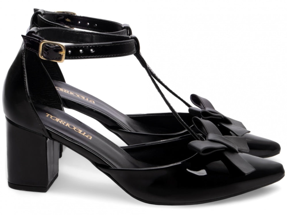 Sapato Scarpin Verniz Preto com Laço e Fivela Dourada
