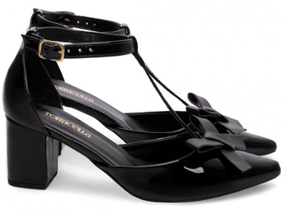 Sapato Scarpin Verniz Preto com Laço e Fivela Dourada
