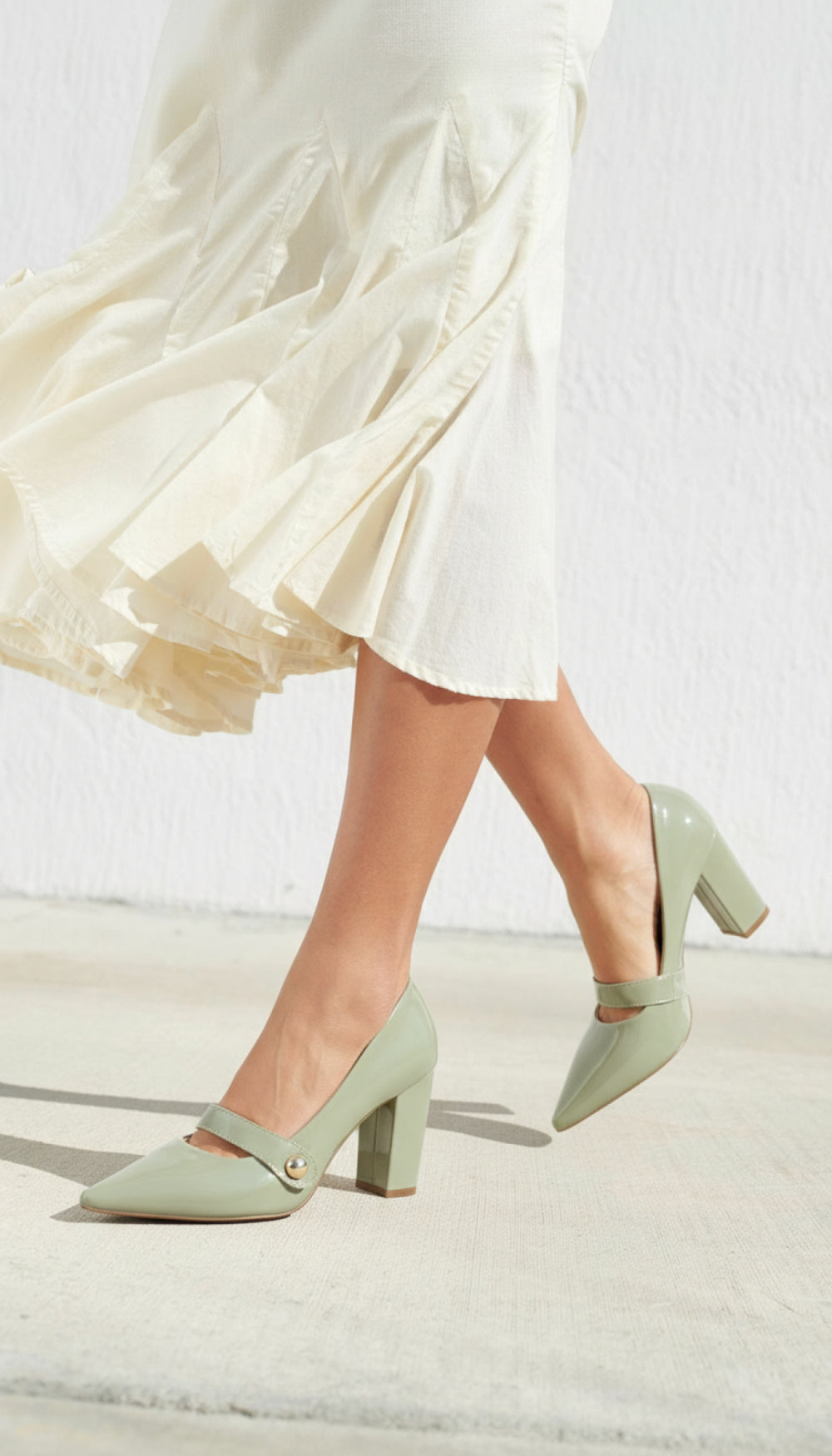 Sapato Scarpin Verniz Verde com Aplique Dourado