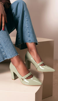 Sapato Scarpin Verniz Verde com Aplique Dourado