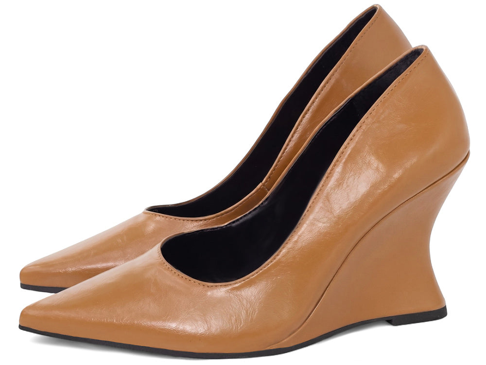 Scarpin Anabela Salto Geométrico Escultural Curvo em Napa Caramelo