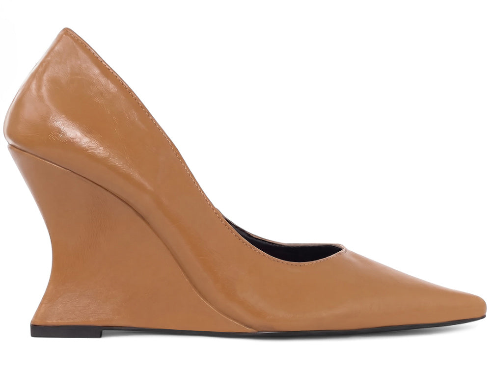 Scarpin Anabela Salto Geométrico Escultural Curvo em Napa Caramelo